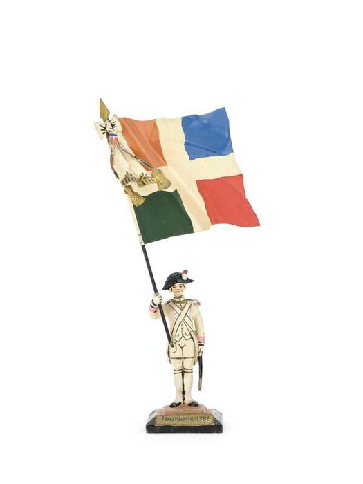 Porte-drapeau du régiment de Touraine, 1786, figurine militaire, 60,25 × 80,34 cm, numéro d’inventaire 25445/10, Paris (Île-de-France), musée de l’Armée, © Paris (Île-de-France) – musée de l’Armée, dist. GrandPalaisRmn / Émilie Cambier, notice descriptive consultable en ligne.