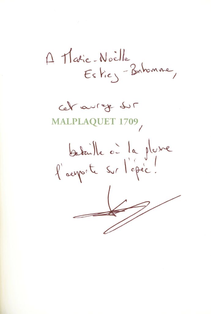 La collection Champs de bataille, éditée par Perrin en partenariat avec le ministère des Armées et des Anciens Combattants, est consacrée à l’étude monographique des grandes batailles de l’histoire militaire. Dans Malplaquet 1709 : la défaite qui sauve le royaume, Clément Oury analyse cet affrontement et ses enjeux militaires et politiques dans le contexte de la guerre de la Succession d’Espagne. Spécialiste de l’histoire militaire de l’époque moderne, il étudie le déroulement du combat et en évalue la portée stratégique pour la monarchie française.