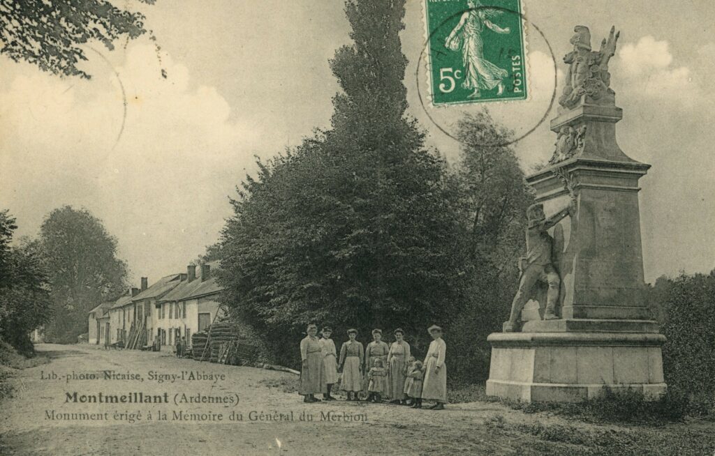 Le monument, installé en 1898, est représenté sans sa grille de protection (réalisée après 1911) et avant la pose de la plaque commémorative des soldats morts pour la France en 1914 1918. Les inscriptions gravées sur le socle et les faces du monument sont peu visibles sur le cliché. Carte postale ancienne en noir et blanc, légendée « Montmeillant (Ardennes) : monument érigé à la mémoire du général du Merbion ». Cachet postal au verso : 11 septembre 1911. Librairie-photographie Nicaise (exemplaire conservé dans la collection personnelle de l’auteure).