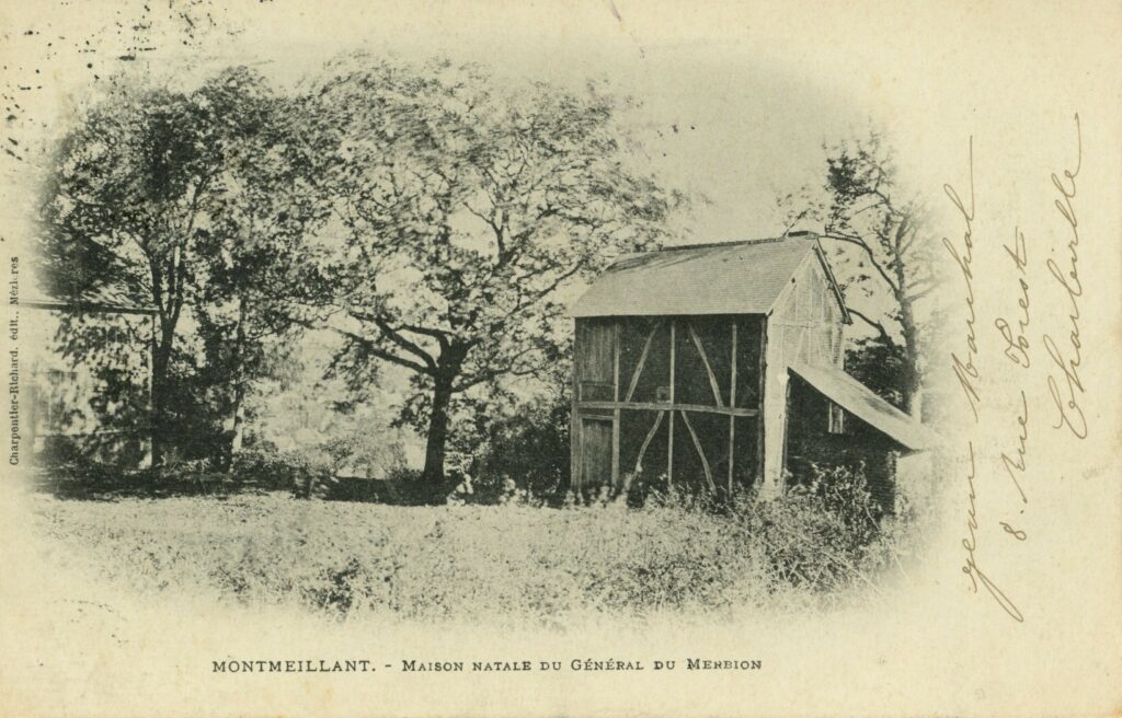Carte postale ancienne en noir et blanc, légendée « Montmeillant. – Maison natale du général du Merbion ». Charpentier-Richard, édition, Mézières (exemplaire conservé dans la collection personnelle de l’auteure).