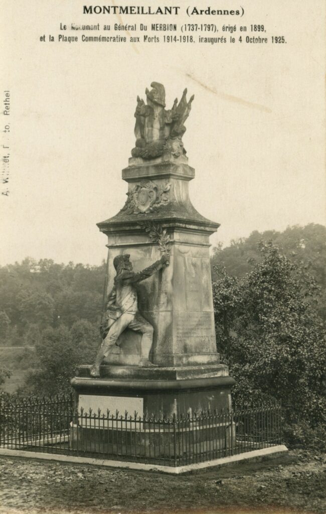 Cette photographie est postérieure au dimanche 4 octobre 1925 (date de la pose commémorative des soldats morts pour la France en 1914 1918). Carte postale ancienne en noir et blanc, légendée « Montmeillant (Ardennes). – Le monument au général du Merbion (1737-1797), érigé en 1899, et la plaque commémorative aux morts 1914-1918, inaugurés le 4 octobre 1925 ». A. Wilmet, éditeur Photographe, Rethel (exemplaire conservé dans la collection personnelle de l’auteure).