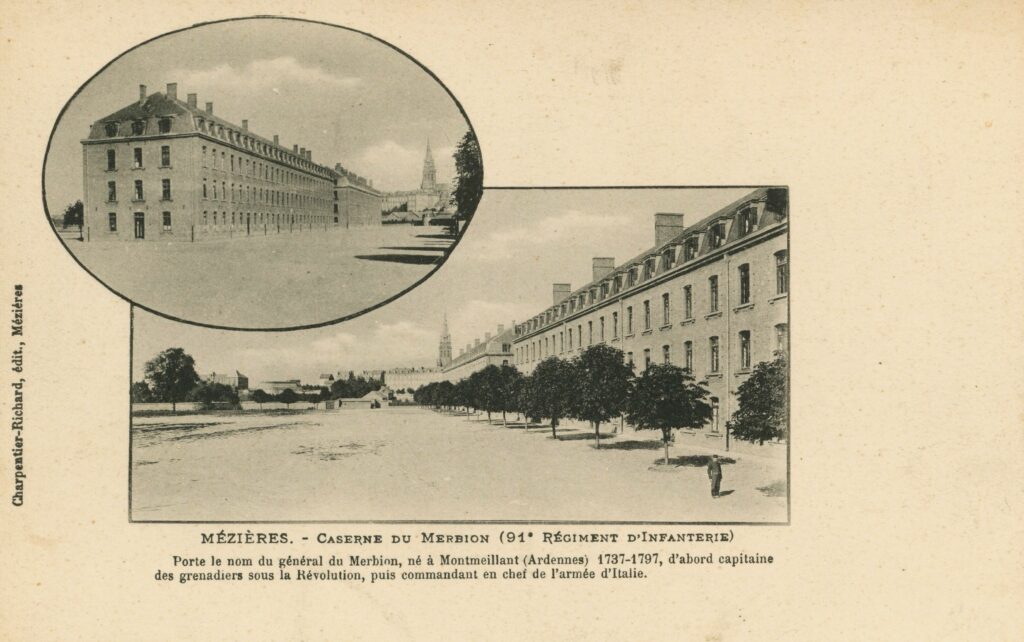 Carte postale ancienne en noir et blanc, légendée « Mézières. – Caserne du Merbion (91e régiment d’Infanterie) . – Porte le nom du général du Merbion, né à Montmeillant (Ardennes) 1737-1797, d’abord capitaine des grenadiers sous la Révolution, puis commandant en chef de l’armée d’Italie ». Charpentier-Richard, édition, Mézières (exemplaire conservé dans la collection personnelle de l’auteure).