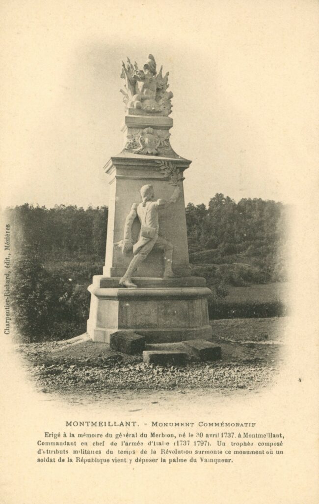 Cette photographie date d’avant novembre 1898, représentant le monument en chantier avec trois blocs de pierre, sans inscriptions, sans grille, et sans plaque commémorative. Le trophée militaire révolutionnaire et le soldat de la République sont déjà représentés sur le monument. Carte postale ancienne en noir et blanc, légendée, « Montmeillant. – Monument commémoratif. Erigé à la mémoire du général du Merbion, né le 30 avril 1737 à Montmeillant. Commandant en chef de l’armée d’Italie (1737-1797). Un trophée composé d’attributs militaires du temps de la Révolution surmonte ce monument où un soldat de la République vient y déposer la palme du Vainqueur ». Charpentier-Richard, édition, Mézières (exemplaire conservé dans la collection personnelle de l’auteure).