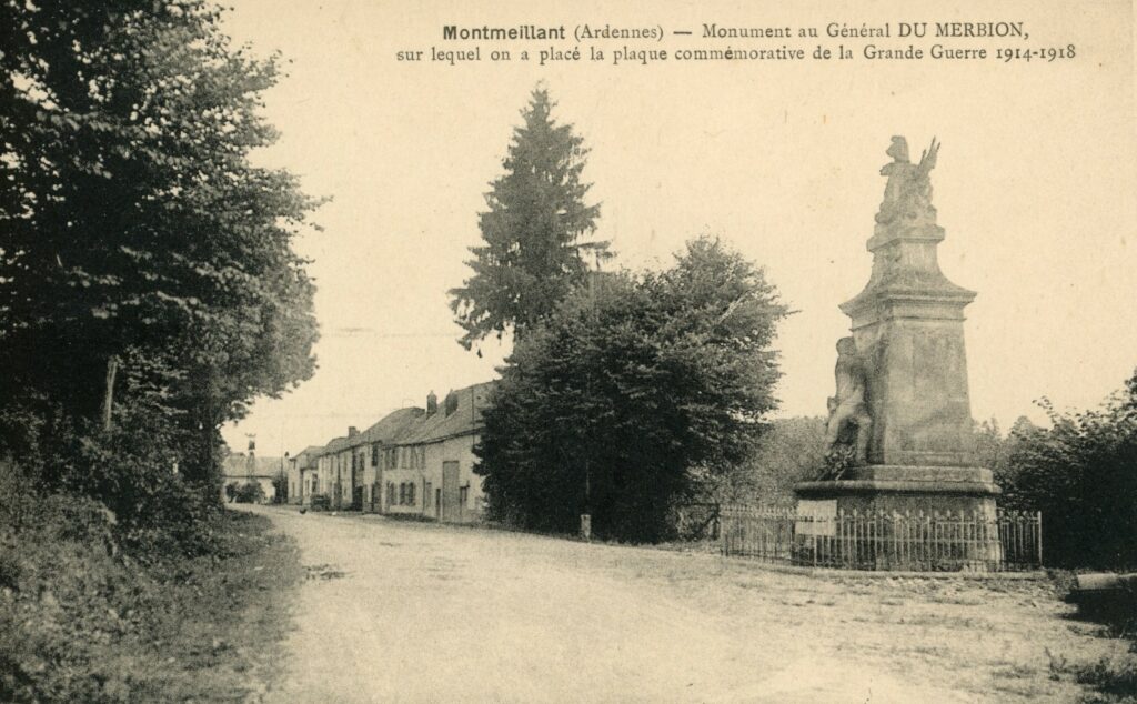 Cette photographie est postérieure à 1925, présentant le monument après la pose de la plaque commémorative des soldats morts pour la France en 1914 1918. Les inscriptions gravées sur le socle et les faces du monument restent partiellement lisibles. La grille de protection, installée avant 1925, est visible. Carte postale ancienne en noir et blanc, légendée « Montmeillant (Ardennes). – Monument du général du Merbion, sur lequel on a placé la plaque commémorative de la Grande Guerre 1914-1918 ». Mention manuscrite au verso : « Gendarme Chassin René – Prévôté d’étapes – Secteur postal n° 2. Bons souvenirs, et amical bonjour de Montmeillant (Ardennes) ». Librairie Dernelle, Signy-l’Abbaye (exemplaire conservé dans la collection personnelle de l’auteure).