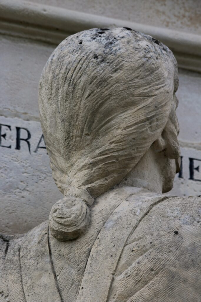 Soldat vu de dos ; catogan ; guêtres sur bottes. Détails du monument à la gloire du général du Merbion (1737-1797) à Montmeillant (Ardennes). Photographies en couleurs, prises de vue effectuées le dimanche 3 septembre 2017. Crédits photographiques : © 2020 laromagne.info par Marie-Noëlle ESTIEZ BONHOMME.