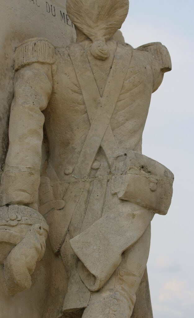 Soldat vu de dos ; catogan ; guêtres sur bottes. Détails du monument à la gloire du général du Merbion (1737-1797) à Montmeillant (Ardennes). Photographies en couleurs, prises de vue effectuées le dimanche 3 septembre 2017. Crédits photographiques : © 2020 laromagne.info par Marie-Noëlle ESTIEZ BONHOMME.