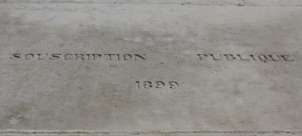 En 1899, une souscription publique lancée par le comité local et la famille Merlin permit de financer l’érection du monument à la gloire du général Pierre Jadart du Merbion, mobilisant habitants, élus et souscripteurs des Ardennes et au-delà. Inscription du monument à la gloire du général du Merbion (1737-1797) à Montmeillant (Ardennes). Photographies en couleurs, prises de vue effectuées le dimanche 3 septembre 2017. Crédits photographiques : © 2020 laromagne.info par Marie-Noëlle ESTIEZ BONHOMME.