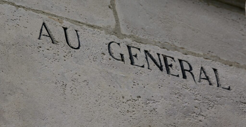 En 1899, une souscription publique lancée par le comité local et la famille Merlin permit de financer l’érection du monument à la gloire du général Pierre Jadart du Merbion, mobilisant habitants, élus et souscripteurs des Ardennes et au-delà. Inscription du monument à la gloire du général du Merbion (1737-1797) à Montmeillant (Ardennes). Photographies en couleurs, prises de vue effectuées le dimanche 3 septembre 2017. Crédits photographiques : © 2020 laromagne.info par Marie-Noëlle ESTIEZ BONHOMME.