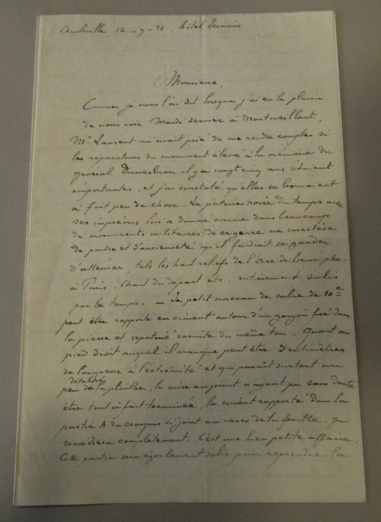 Lettre d’Alphonse Colle, datée du 12 septembre 1924, envoyée de Charleville depuis l’hôtel Terminus à la mairie de Montmeillant (Ardennes). Photographie en couleurs, prise de vue effectuée le jeudi 13 novembre 2025. Crédits photographiques : © 2020 laromagne.info par Marie-Noëlle ESTIEZ BONHOMME.