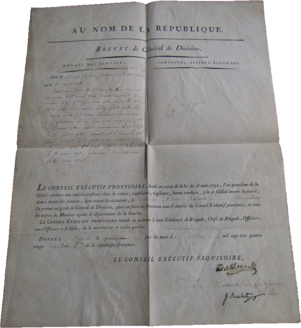 Brevet de général de division de Pierre Jadart du Merbion (1737-1797) conservé à la mairie de Montmeillant (Ardennes), avec l’aimable autorisation de monsieur Raphaël Lacaille, maire de la commune. Photographie en couleurs, prise de vue effectuée le jeudi 11 décembre 2025. Crédits photographiques : © 2020 laromagne.info par Marie-Noëlle ESTIEZ BONHOMME.
