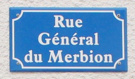 Plaque toponymique de la rue Général du Merbion. Photographie en couleurs, prise de vue effectuée le mardi 11 novembre 2025. Crédits photographiques : © 2020 laromagne.info par Marie-Noëlle ESTIEZ BONHOMME.