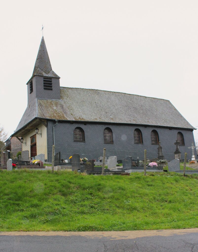 Église Saint-Roch à Montmeillant (Ardennes), vue extérieure. Photographie en couleurs, prise de vue effectuée le mardi 11 novembre 2025. Crédits photographiques : © 2020 laromagne.info par Marie-Noëlle ESTIEZ BONHOMME.