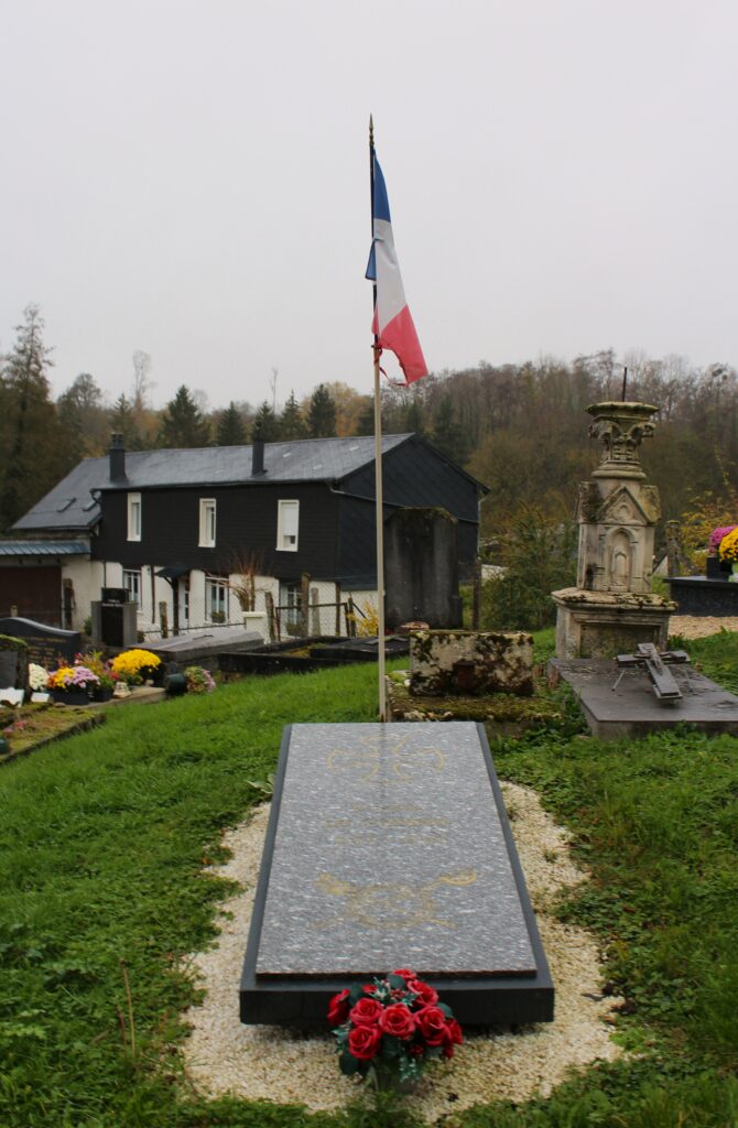 Vue générale de la tombe de Pierre Jadart du Merbion (1737-1797) au cimetière de l’église Saint-Roch à Montmeillant (Ardennes) ; plan rapproché montrant les inscriptions dorées refaites à l’identique ; vue latérale de la tombe surélevée à dalle oblique. Photographies en couleurs, prises de vue effectuées le mardi 11 novembre 2025. Crédits photographiques : © 2020 laromagne.info par Marie-Noëlle ESTIEZ BONHOMME.