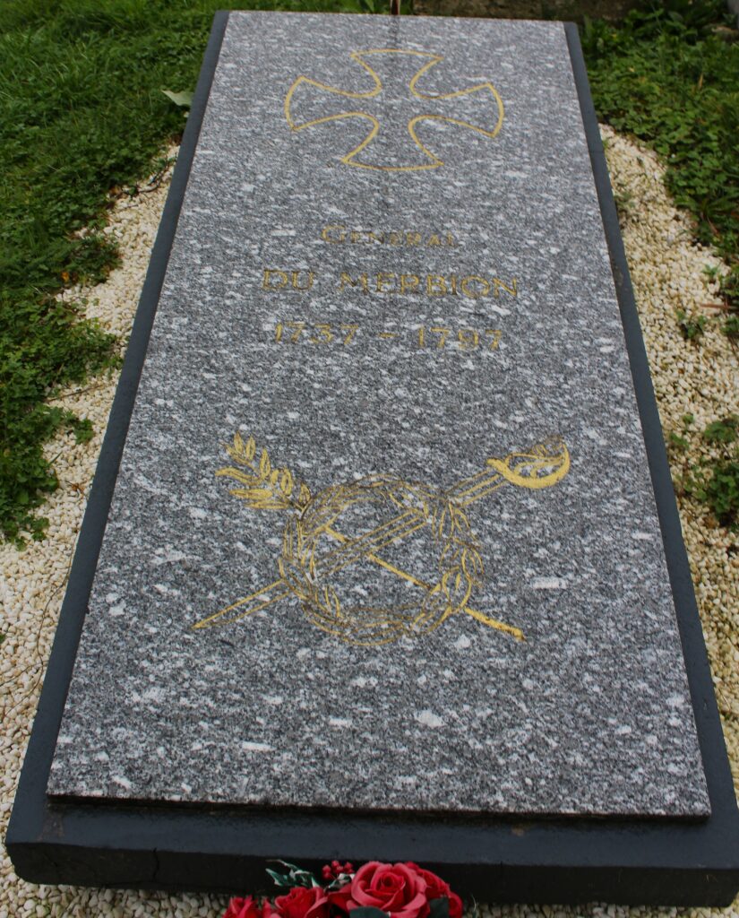 Vue générale de la tombe de Pierre Jadart du Merbion (1737-1797) au cimetière de l’église Saint-Roch à Montmeillant (Ardennes) ; plan rapproché montrant les inscriptions dorées refaites à l’identique ; vue latérale de la tombe surélevée à dalle oblique. Photographies en couleurs, prises de vue effectuées le mardi 11 novembre 2025. Crédits photographiques : © 2020 laromagne.info par Marie-Noëlle ESTIEZ BONHOMME.