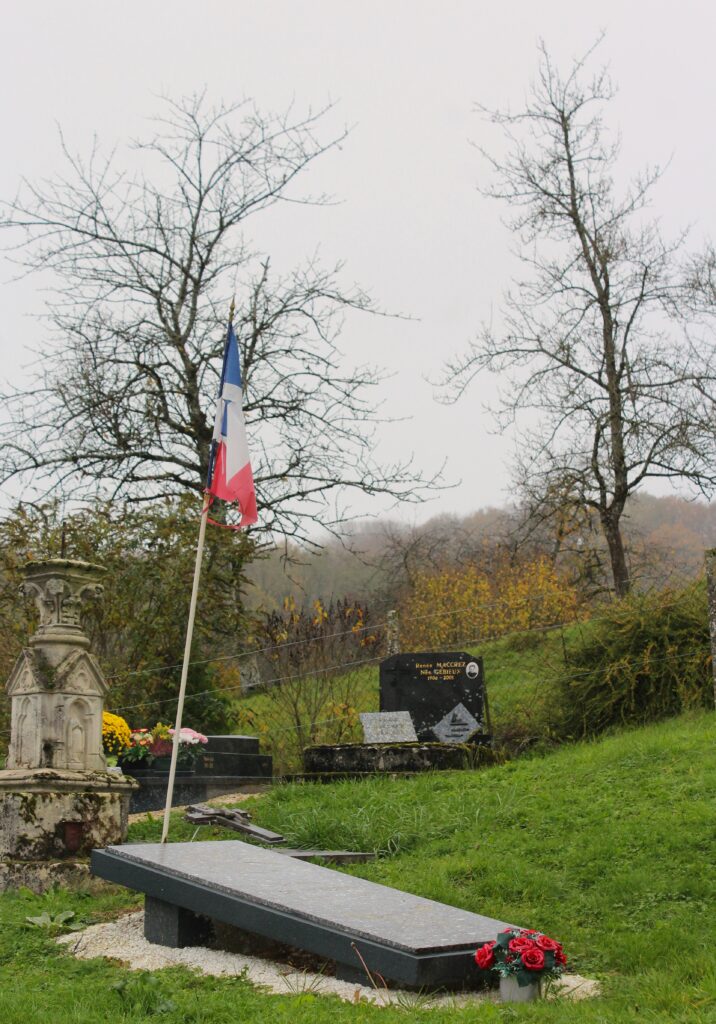 Vue générale de la tombe de Pierre Jadart du Merbion (1737-1797) au cimetière de l’église Saint-Roch à Montmeillant (Ardennes) ; plan rapproché montrant les inscriptions dorées refaites à l’identique ; vue latérale de la tombe surélevée à dalle oblique. Photographies en couleurs, prises de vue effectuées le mardi 11 novembre 2025. Crédits photographiques : © 2020 laromagne.info par Marie-Noëlle ESTIEZ BONHOMME.