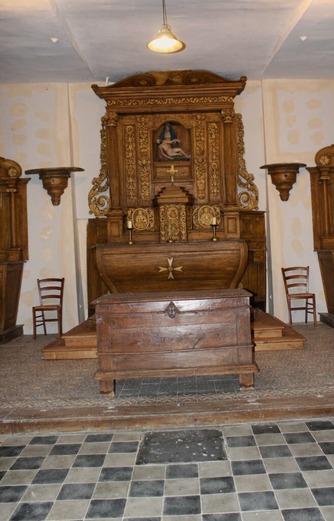 Dalle funéraire de Pierre Jadart du Merbion, père du général du même nom, inhumé dans l’église Saint-Roch à Montmeillant (Ardennes). Photographie en couleurs, prise de vue effectuée le jeudi 11 décembre 2025. Crédits photographiques : © 2020 laromagne.info par Marie-Noëlle ESTIEZ BONHOMME.