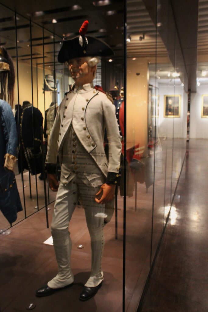 Uniforme de capitaine de grenadiers du régiment d’infanterie de Neustrie, conforme au règlement de 1786, musée de l’Armée – hôtel des Invalides. Photographies en couleurs, prises de vue effectuées le jeudi 8 janvier 2026. Crédits photographiques : © 2020 laromagne.info par Marie-Noëlle ESTIEZ BONHOMME.