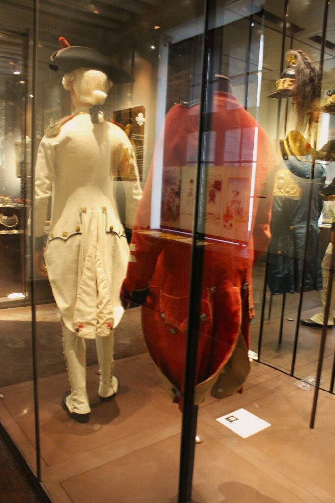 Uniforme de capitaine de grenadiers du régiment d’infanterie de Neustrie, conforme au règlement de 1786, musée de l’Armée – hôtel des Invalides. Photographies en couleurs, prises de vue effectuées le jeudi 8 janvier 2026. Crédits photographiques : © 2020 laromagne.info par Marie-Noëlle ESTIEZ BONHOMME.