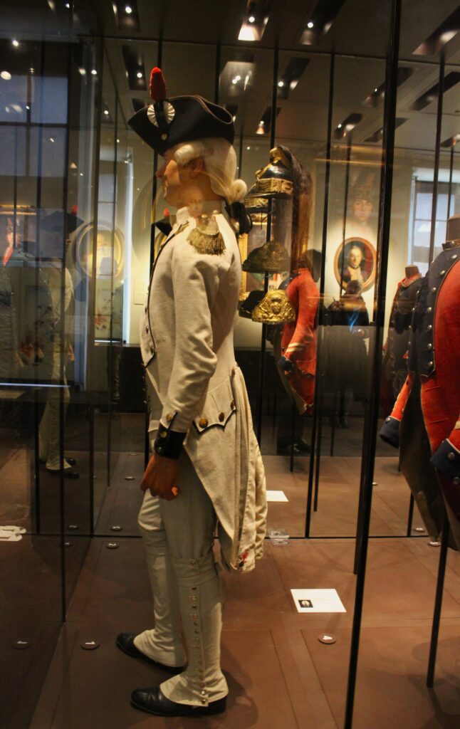Uniforme de capitaine de grenadiers du régiment d’infanterie de Neustrie, conforme au règlement de 1786, musée de l’Armée – hôtel des Invalides. Photographies en couleurs, prises de vue effectuées le jeudi 8 janvier 2026. Crédits photographiques : © 2020 laromagne.info par Marie-Noëlle ESTIEZ BONHOMME.