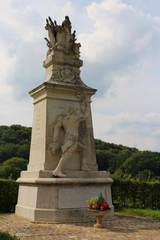 Vue générale du monument à la gloire du général du Merbion (1737-1797) à Montmeillant (Ardennes). Photographie en couleurs, prise de vue effectuée le dimanche 3 septembre 2017. Crédits photographiques : © 2020 laromagne.info par Marie-Noëlle ESTIEZ BONHOMME.