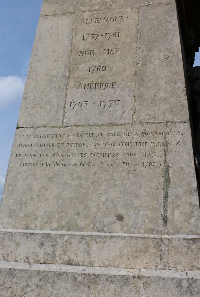 Pierre Jadart du Merbion participa à plusieurs campagnes avant la Révolution, notamment en Allemagne lors de la guerre de Hanovre, dans des opérations sur mer liées aux déplacements et missions militaires, et en Amérique entre 1765 et 1772, où il accomplit des missions de garnison et de soutien. Inscriptions du monument à la gloire du général du Merbion (1737-1797) à Montmeillant (Ardennes). Photographie en couleurs, prise de vue effectuée le dimanche 3 septembre 2017. Crédits photographiques : © 2020 laromagne.info par Marie-Noëlle ESTIEZ BONHOMME.