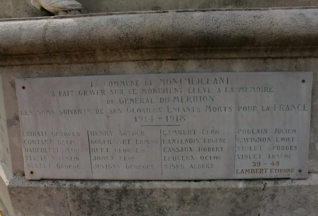 Plaque commémorative en hommage aux morts pour la France lors des guerres de 1914-1918 et 1939-1945, scellée sur le monument à la gloire du général du Merbion (1737-1797) à Montmeillant (Ardennes). Photographie en couleurs, prise de vue effectuée le dimanche 3 septembre 2017. Crédits photographiques : © 2020 laromagne.info par Marie-Noëlle ESTIEZ BONHOMME.