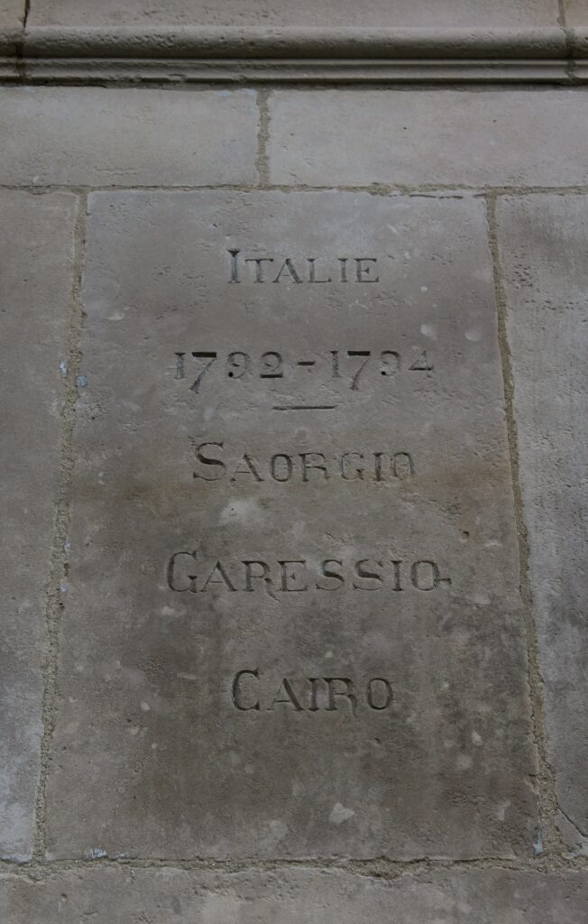 Pierre Jadart du Merbion fut lieutenant-colonel puis colonel en 1792, avant de commander des opérations en Italie de 1792 à 1794, participant à la campagne alpine et aux combats de Saorgio, Garessio et Cairo, consolidant les positions françaises face aux armées austro-sardes. Inscriptions du monument à la gloire du général du Merbion (1737-1797) à Montmeillant (Ardennes). Photographie en couleurs, prise de vue effectuée le dimanche 3 septembre 2017. Crédits photographiques : © 2020 laromagne.info par Marie-Noëlle ESTIEZ BONHOMME.