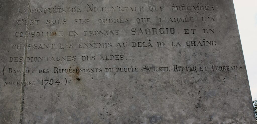 La prise de Nice, le 7 vendémiaire an I (28 septembre 1792), marque l’annexion du comté de Nice par la France républicaine. Christophe Saliceti, député corse à la Convention, François Joseph Ritter, général de la Révolution, et Louis Turreau de Linières, général de division, tous trois représentants du peuple, soulignent dans un rapport de novembre 1794 le rôle de Pierre Jadart du Merbion dans la conquête de Saorgio. Inscriptions du monument à la gloire du général du Merbion (1737-1797) à Montmeillant (Ardennes). Photographie en couleurs, prise de vue effectuée le dimanche 3 septembre 2017. Crédits photographiques : © 2020 laromagne.info par Marie-Noëlle ESTIEZ BONHOMME.