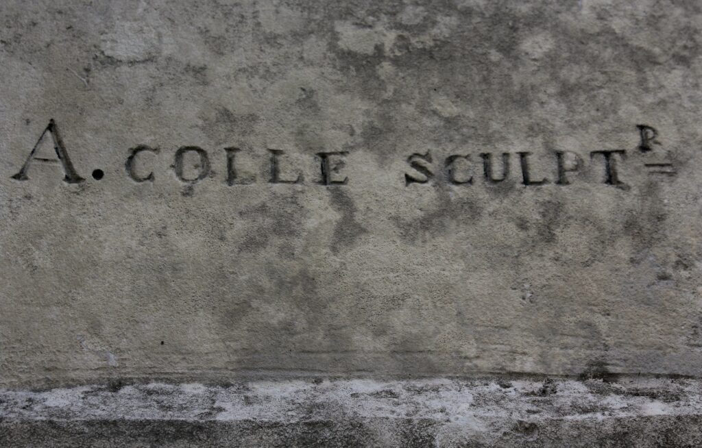 L’abréviation « A. COLLE SCULPTR » indique qu’Alphonse Colle est l’auteur de la sculpture du monument du général du Merbion, « sculptr. » étant l’abréviation de « sculptor », signifiant « a sculpté ». Inscription du monument à la gloire du général du Merbion (1737-1797) à Montmeillant (Ardennes). Photographie en couleurs, prise de vue effectuée le dimanche 3 septembre 2017. Crédits photographiques : © 2020 laromagne.info par Marie-Noëlle ESTIEZ BONHOMME.