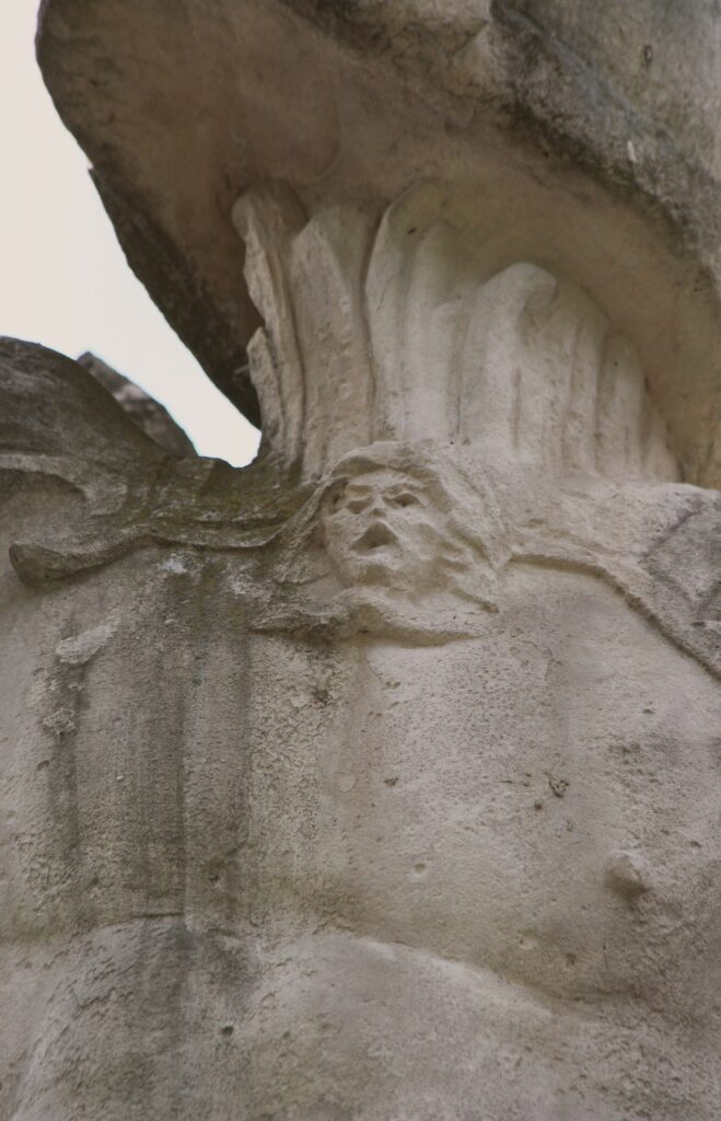 Gorgonéion. Détail du monument à la gloire du général du Merbion (1737-1797) à Montmeillant (Ardennes). Photographie en couleurs, prise de vue effectuée le dimanche 3 septembre 2017. Crédits photographiques : © 2020 laromagne.info par Marie-Noëlle ESTIEZ BONHOMME.
