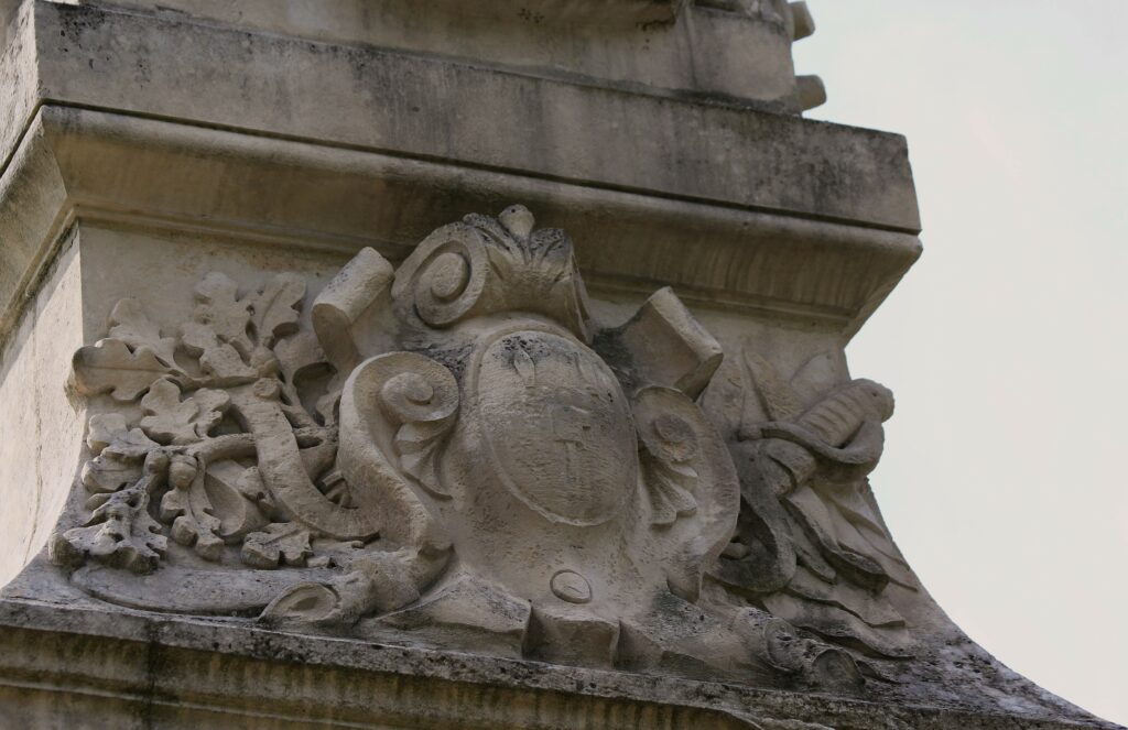 Armoiries, sabre recourbé et feuilles de chêne. Détails du monument à la gloire du général du Merbion (1737-1797) à Montmeillant (Ardennes). Photographie en couleurs, prise de vue effectuée le dimanche 3 septembre 2017. Crédits photographiques : © 2020 laromagne.info par Marie-Noëlle ESTIEZ BONHOMME.