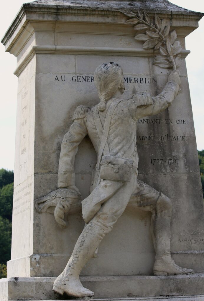 Vue rapprochée du haut-relief représentant un soldat. Monument à la gloire du général du Merbion (1737-1797) à Montmeillant (Ardennes). Photographie en couleurs, prise de vue effectuée le dimanche 3 septembre 2017. Crédits photographiques : © 2020 laromagne.info par Marie-Noëlle ESTIEZ BONHOMME.