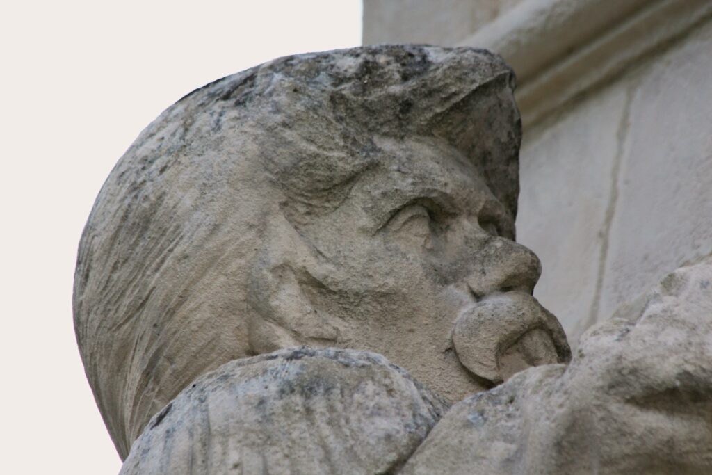 Visage du soldat. Détail du monument à la gloire du général du Merbion (1737-1797) à Montmeillant (Ardennes). Photographie en couleurs, prise de vue effectuée le dimanche 3 septembre 2017. Crédits photographiques : © 2020 laromagne.info par Marie-Noëlle ESTIEZ BONHOMME.