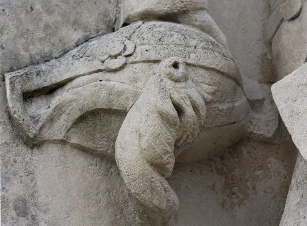 Bicorne, cocarde et plumet. Détail du monument à la gloire du général du Merbion (1737-1797) à Montmeillant (Ardennes). Photographie en couleurs, prise de vue effectuée le dimanche 3 septembre 2017. Crédits photographiques : © 2020 laromagne.info par Marie-Noëlle ESTIEZ BONHOMME.