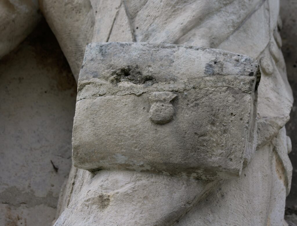 Giberne. Détail du monument à la gloire du général du Merbion (1737-1797) à Montmeillant (Ardennes). Photographie en couleurs, prise de vue effectuée le dimanche 3 septembre 2017. Crédits photographiques : © 2020 laromagne.info par Marie-Noëlle ESTIEZ BONHOMME.