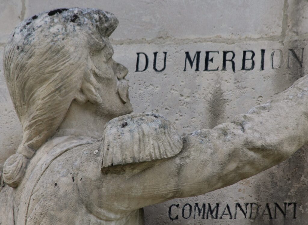 Epaulettes. Détails du monument à la gloire du général du Merbion (1737-1797) à Montmeillant (Ardennes). Photographie en couleurs, prise de vue effectuée le dimanche 3 septembre 2017. Crédits photographiques : © 2020 laromagne.info par Marie-Noëlle ESTIEZ BONHOMME.