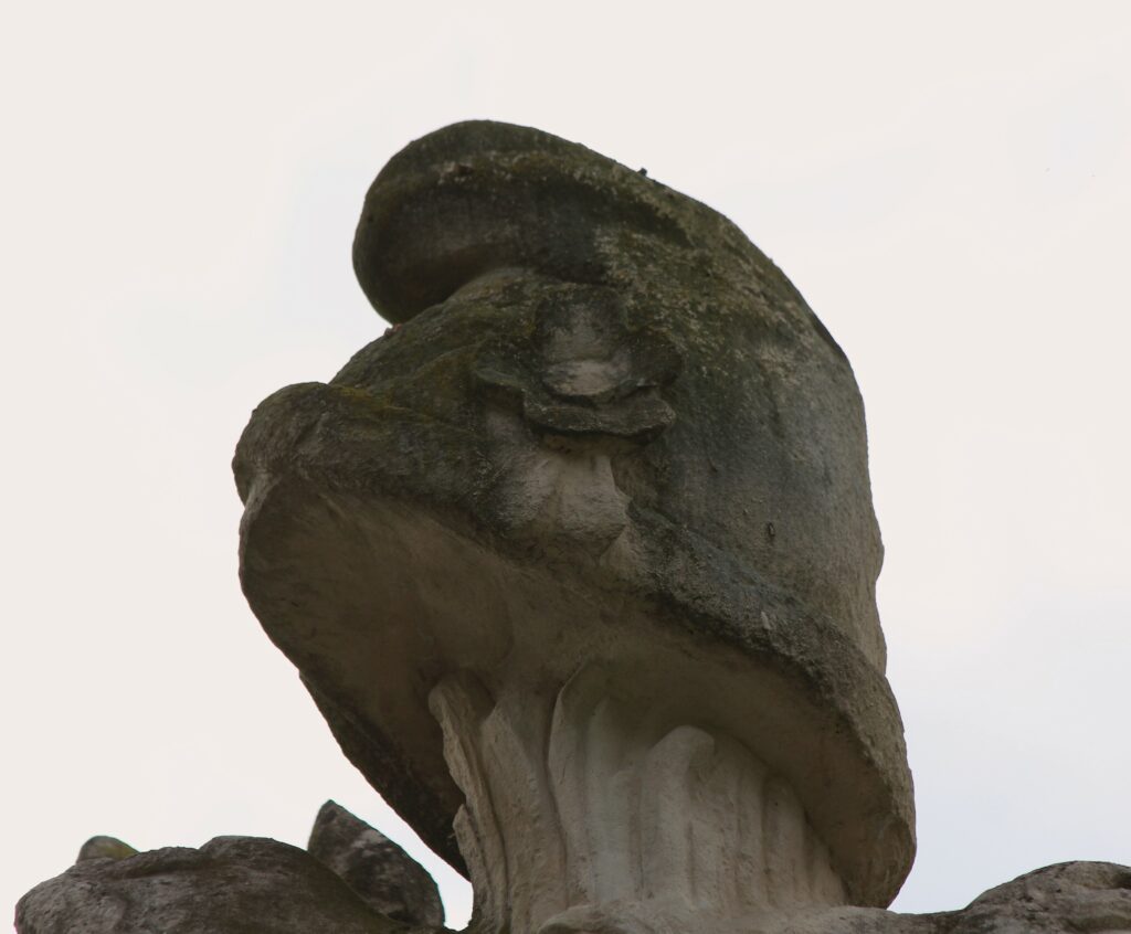 Trophée composé d’attributs militaires et surmonté d’un bonnet phrygien. Détail du monument à la gloire du général du Merbion (1737-1797) à Montmeillant (Ardennes). Photographie en couleurs, prise de vue effectuée le dimanche 3 septembre 2017. Crédits photographiques : © 2020 laromagne.info par Marie-Noëlle ESTIEZ BONHOMME.