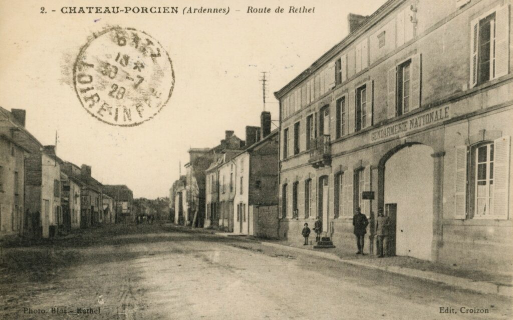 Façade du bâtiment de la gendarmerie nationale de Château-Porcien (Ardennes), carte postale ancienne en noir et blanc avec au verso un cachet de la poste du 29 juillet 1928 (exemplaire conservé dans la collection personnelle de l’auteure).