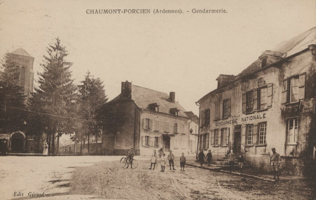 Façade du bâtiment de la gendarmerie nationale de Chaumont-Porcien (Ardennes), carte postale ancienne en noir et blanc avec un cachet de la poste au verso du 21 septembre 1930 (exemplaire conservé dans la collection personnelle de l’auteure).