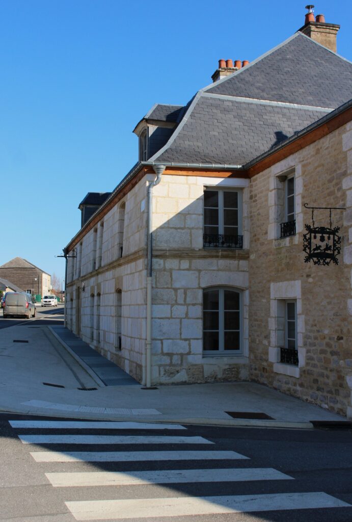 Logis de l’ancien relais de poste à Launois-sur-Vence (Ardennes). Photographie en couleurs, prise de vue effectuée le mardi 3 mars 2026. Crédits photographiques : © 2020 laromagne.info par Marie-Noëlle ESTIEZ BONHOMME.