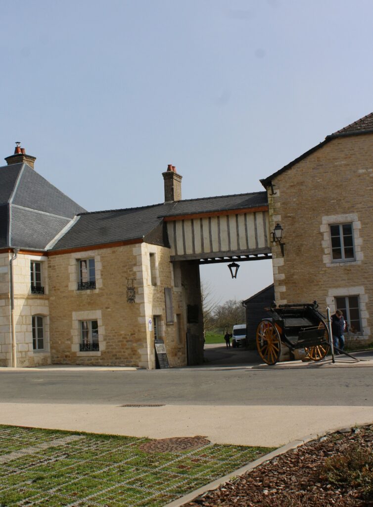 Porche de l'ancien relais de poste à Launois-sur-Vence (Ardennes). Photographie en couleurs, prise de vue effectuée le dimanche 8 mars 2026. Crédits photographiques : © 2020 laromagne.info par Marie-Noëlle ESTIEZ BONHOMME.