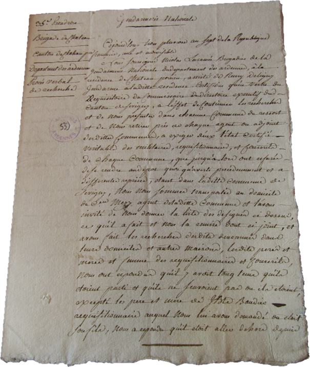 
Premier feuillet du compte rendu d’une tournée à la recherche de soldats réquisitionnaires ou conscrits. Photographie en couleurs, prise de vue effectuée le jeudi 26 février 2026. Crédits photographiques : © 2020 laromagne.info par Marie-Noëlle ESTIEZ BONHOMME.