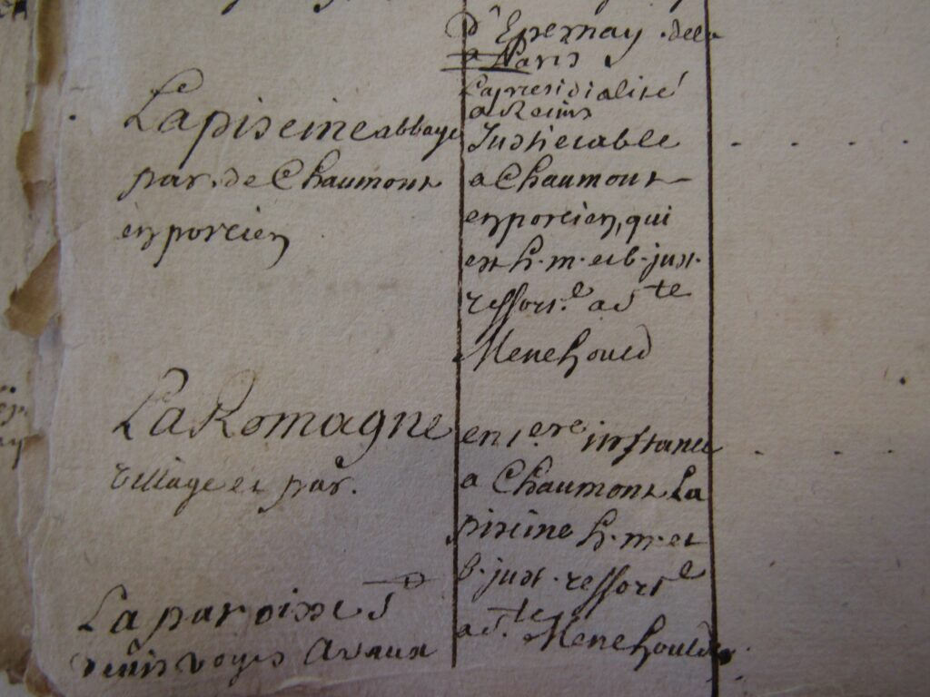 Extrait du registre des exécutoires de la maréchaussée de Reims (Marne), avec mention de la Romagne (Ardennes). Photographie en couleurs, prise de vue effectuée le vendredi 13 mars 2026. Crédits photographiques : © 2020 laromagne.info par Marie-Noëlle ESTIEZ BONHOMME.