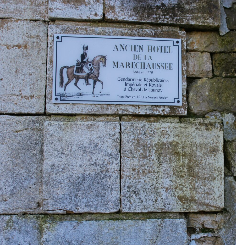 Plaque signalétique contemporaine indiquant l’emplacement de l'ancien hôtel de la maréchaussée à Launois-sur-Vence (Ardennes). Photographie en couleurs, prise de vue effectuée le mardi 3 mars 2026. Crédits photographiques : © 2020 laromagne.info par Marie-Noëlle ESTIEZ BONHOMME.