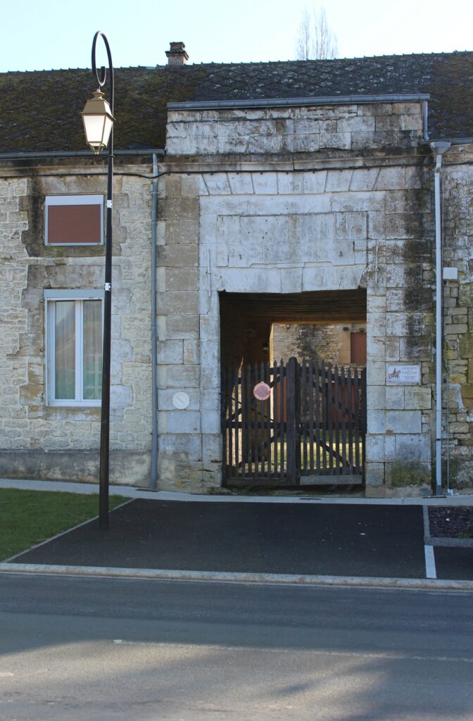 Porche de l'ancien hôtel de la maréchaussée à Launois-sur-Vence (Ardennes). Photographie en couleurs, prise de vue effectuée le mardi 3 mars 2026. Crédits photographiques : © 2020 laromagne.info par Marie-Noëlle ESTIEZ BONHOMME.
