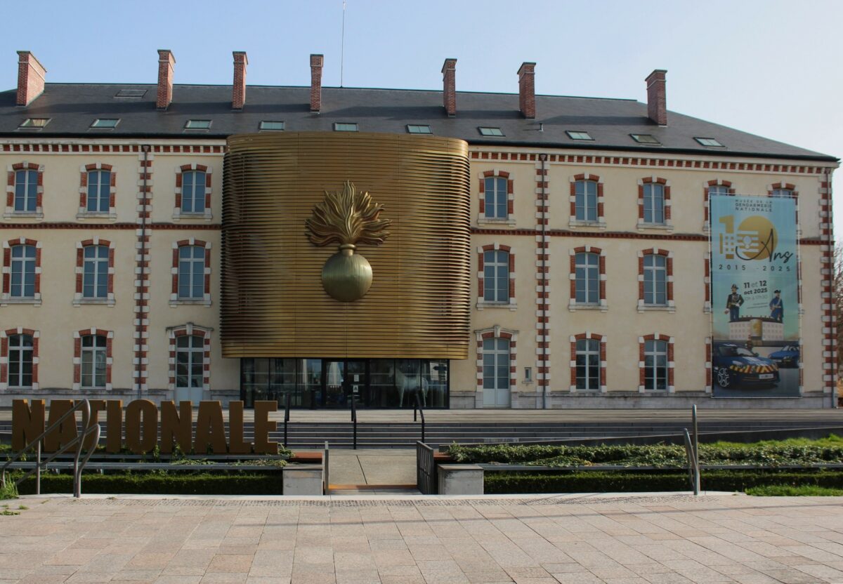 Façade principale du musée de la Gendarmerie (Melun), et grenade. Photographie en couleurs, prise de vue effectuée le jeudi 5 mars 2026. Crédits photographiques : © 2020 laromagne.info par Marie-Noëlle ESTIEZ BONHOMME.