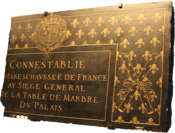 Fragment de la table de marbre du connétable de la maréchaussée, après 1618, au musée de la Gendarmerie (Melun). Photographie en couleurs, prise de vue effectuée le jeudi 5 mars 2026. Crédits photographiques : © 2020 laromagne.info par Marie-Noëlle ESTIEZ BONHOMME.