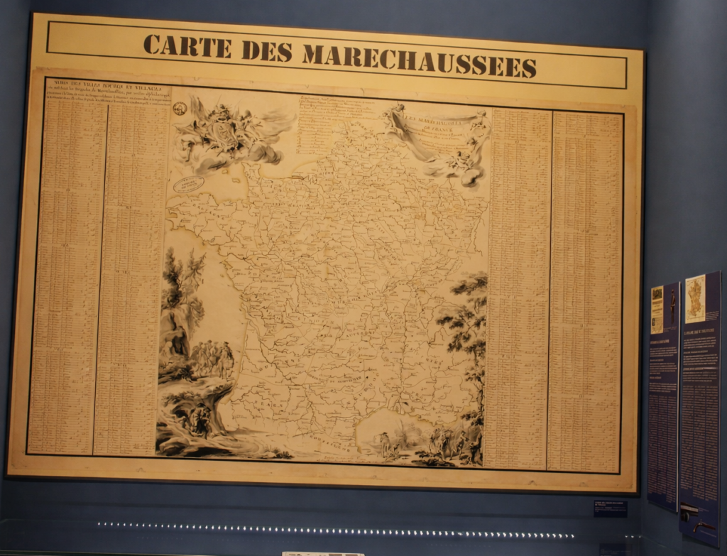 Carte des maréchaussées au musée de la Gendarmerie (Melun). Photographie en couleurs, prise de vue effectuée le jeudi 5 mars 2026. Crédits photographiques : © 2020 laromagne.info par Marie-Noëlle ESTIEZ BONHOMME.