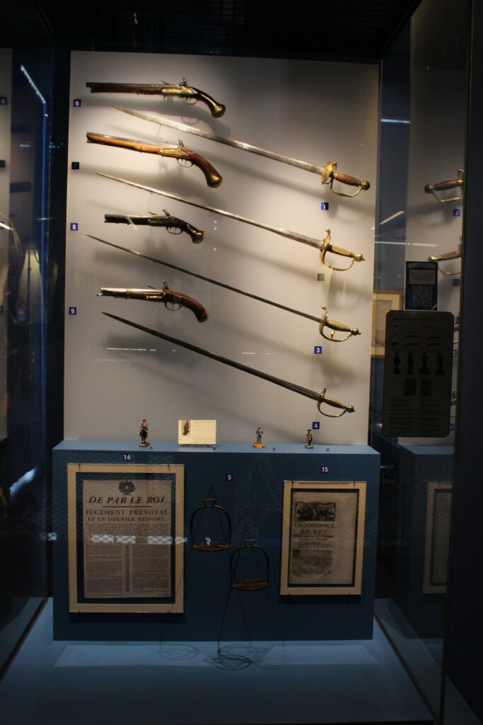 Vitrine d'armes de la maréchaussée au musée de la Gendarmerie (Melun). Photographie en couleurs, prise de vue effectuée le jeudi 5 mars 2026. Crédits photographiques : © 2020 laromagne.info par Marie-Noëlle ESTIEZ BONHOMME.