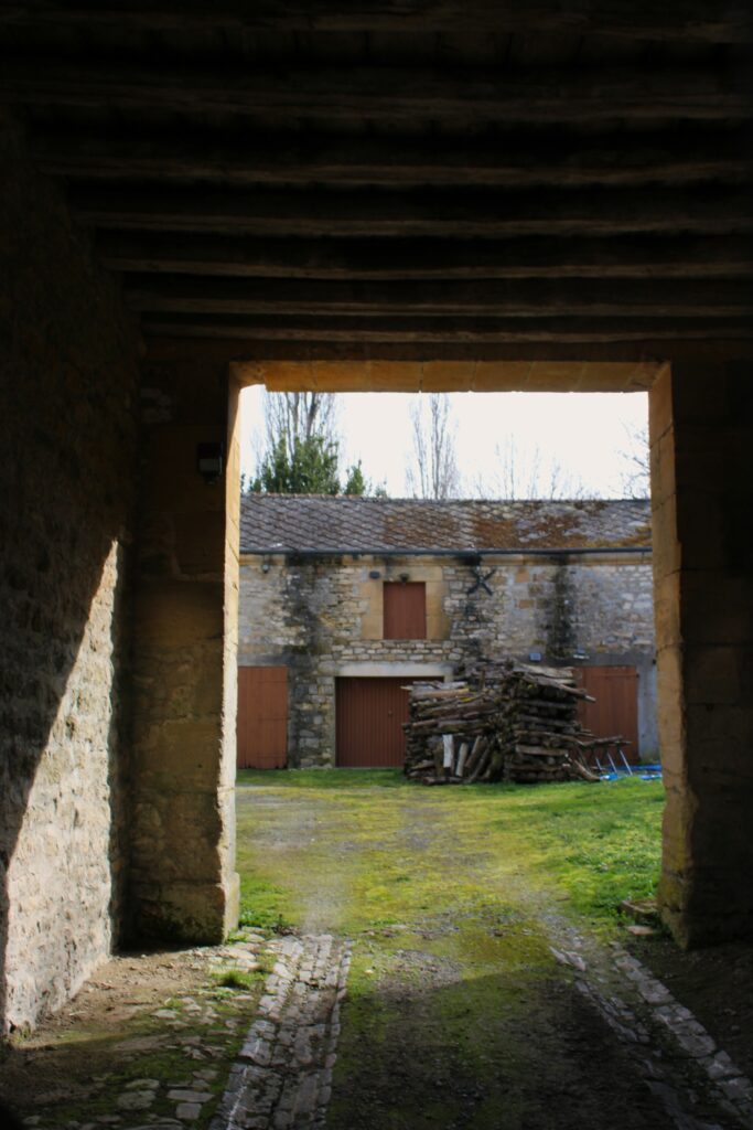 Porche et cour de l'ancien hôtel de la maréchaussée à Launois-sur-Vence (Ardennes). Photographie en couleurs, prise de vue effectuée le dimanche 8 mars 2026. Crédits photographiques : © 2020 laromagne.info par Marie-Noëlle ESTIEZ BONHOMME.